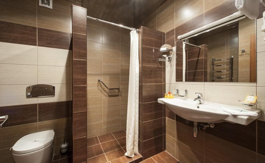 Комфортная ванная комната в номере отеля HELIOPARK Residence