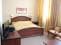 Двуспальная кровать в номере отеля HELIOPARK Residence